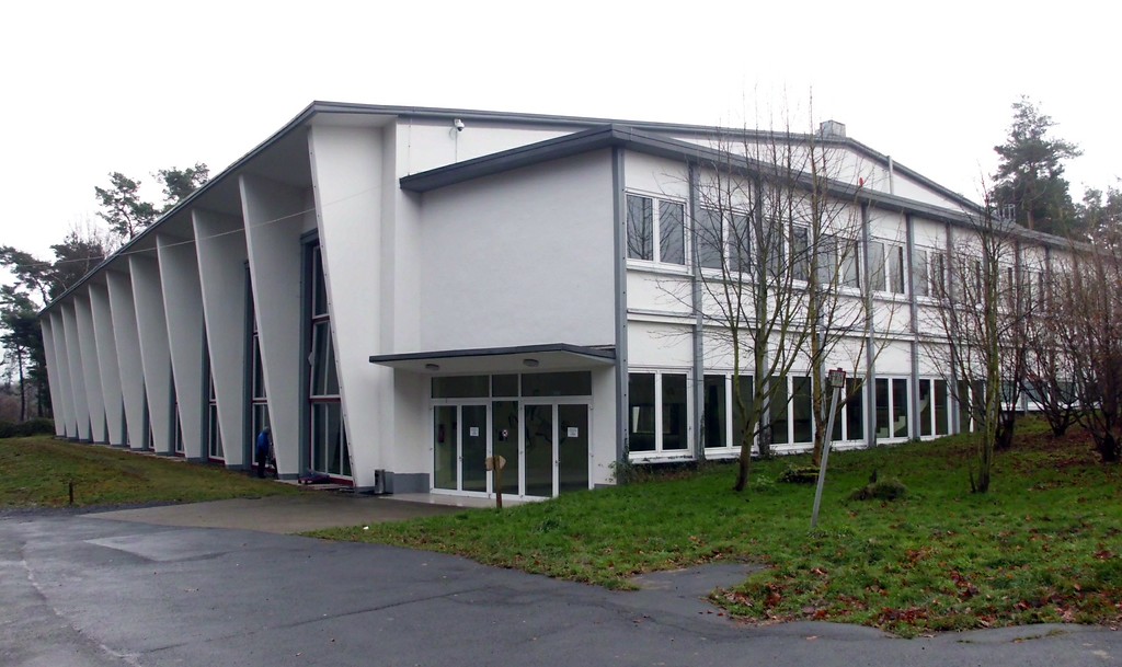 Die 1957 begonnene Mehrzweckhalle, 1965 mit Kunstrasen ausgelegt und seitdem die Fußballhalle der Sportschule Hennef (2014)