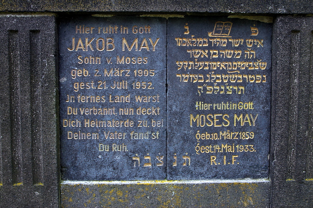 Grabstein mit Inschriftentafel auf dem jüdischen Friedhof in Niedermendig (2009).