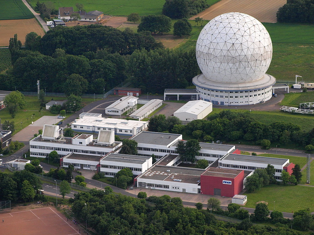Luftaufnahme der Radarkuppel "Radom" (englisch "Radar Dome") bei Wachtberg (2009)