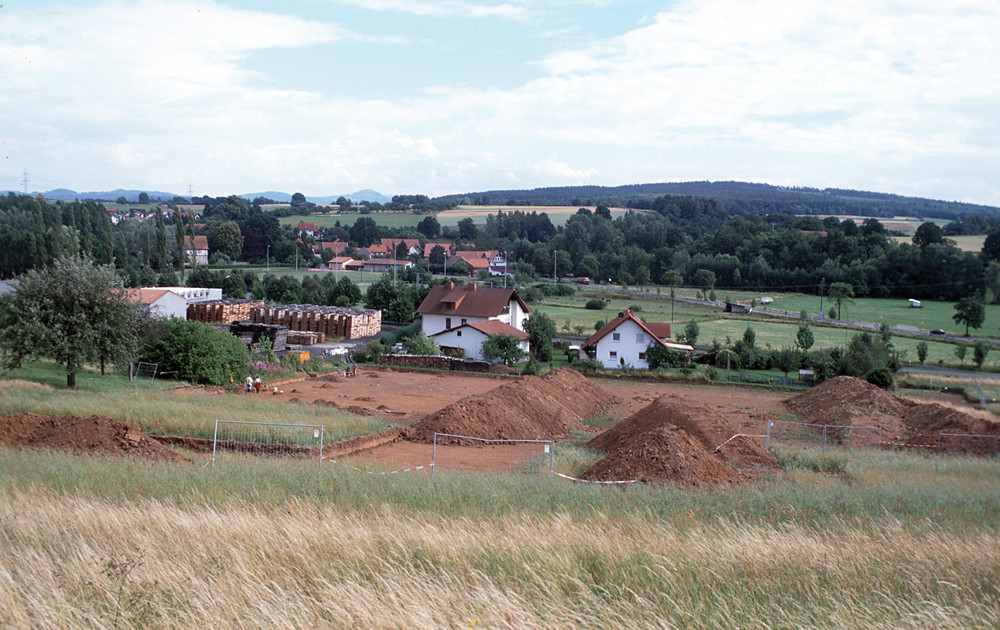 Grabung Mackenzell (2007): Blick über das Grabungsgelände von Norden, im Hintergrund die Berge der Hochrhön.