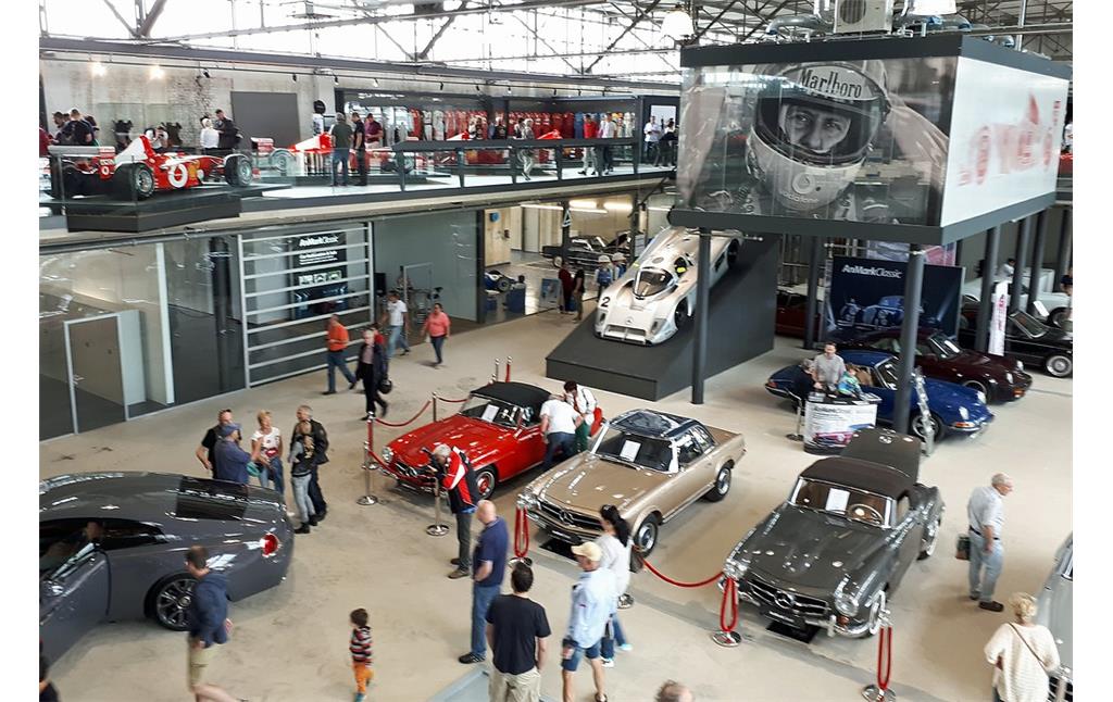 Fahrzeugausstellung im automobilen Dienstleistungszentrum "Motorworld Köln - Rheinland" in der früheren Flugzeughalle des Flughafens Köln-Butzweilerhof (2018).