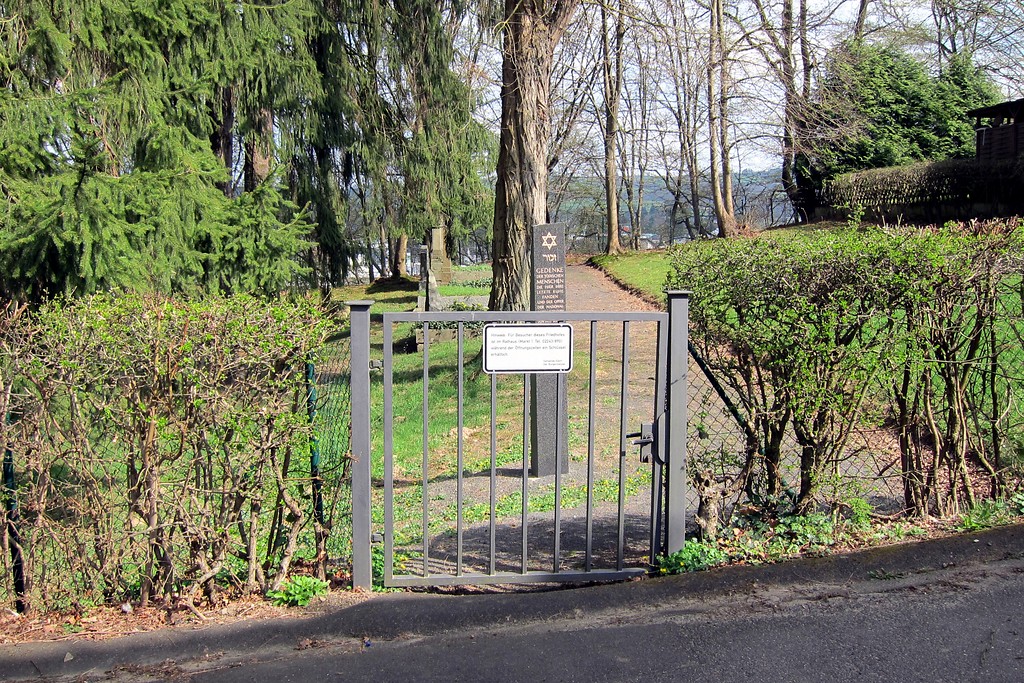 Tor zum Jüdischen Friedhof am Ersfeld in Eitorf mit der den Friedhof umgebenden Weißdornhecke (2014)