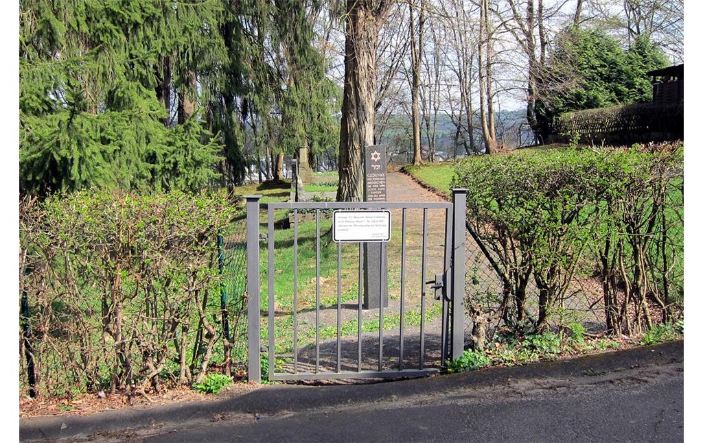 Tor zum Jüdischen Friedhof am Ersfeld in Eitorf mit der den Friedhof umgebenden Weißdornhecke (2014)