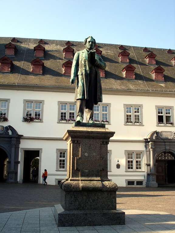 Johannes-Müller-Denkmal auf dem Jesuitenplatz vor dem Koblenzer Rathaus in der Koblenzer Altstadt (2014)