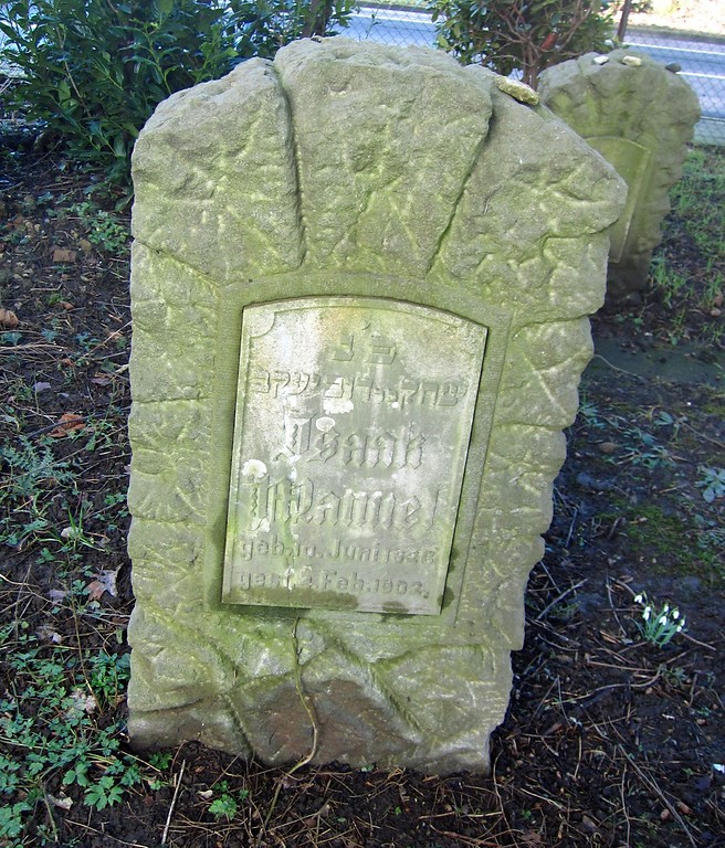 Ein Grabstein auf dem jüdischen Friedhof am Düvel in Giesenkirchen-Schelsen (2015).