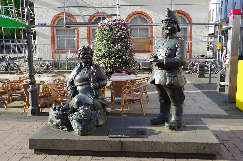 Bronzefiguren "Der Schutzmann Otto" und die "Marktfrau Ringelstein": eines der Kleindenkmäler aus der Reihe der Koblenzer Originale auf dem Münzplatz in der Koblenzer Altstadt (2014).