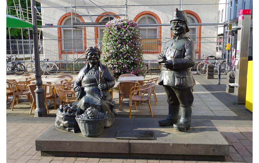 Bronzefiguren "Der Schutzmann Otto" und die "Marktfrau Ringelstein": eines der Kleindenkmäler aus der Reihe der Koblenzer Originale auf dem Münzplatz in der Koblenzer Altstadt (2014).