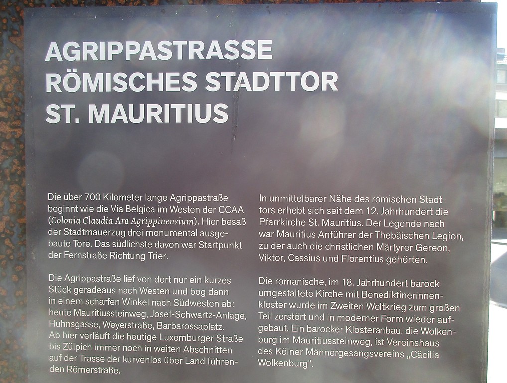 Informationstafel zur Agrippastraße und zum römischen Stadttor bei Sankt Mauritius in Köln-Altstadt-Süd (2019)