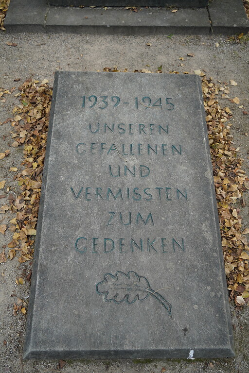 Die Bodenplatte des Kriegsdenkmals im Stadtwald in Köln-Lindenthal (2021).