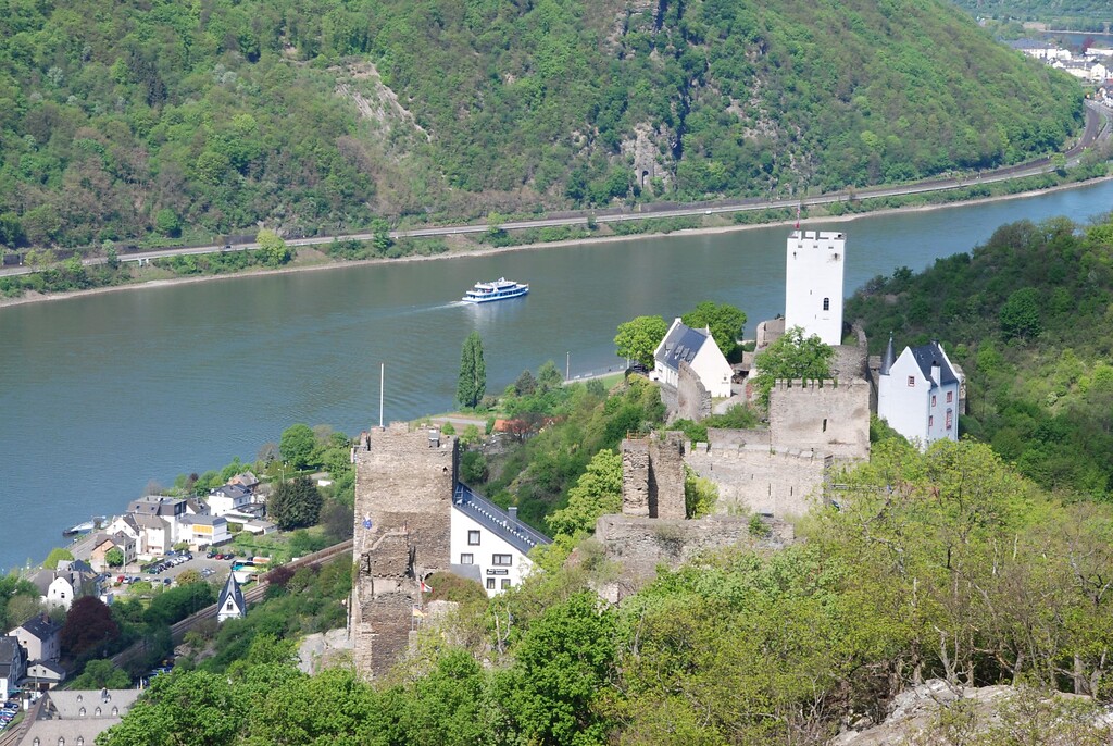 Blick auf die Rhein-Höhenburg Sterrenberg und die Ortsgemeinde Kamp-Bornhofen am Rhein (2012)