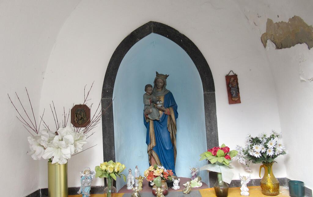 Nische im Inneren der Kapelle mit Muttergottes-mit-Kind-Figur
