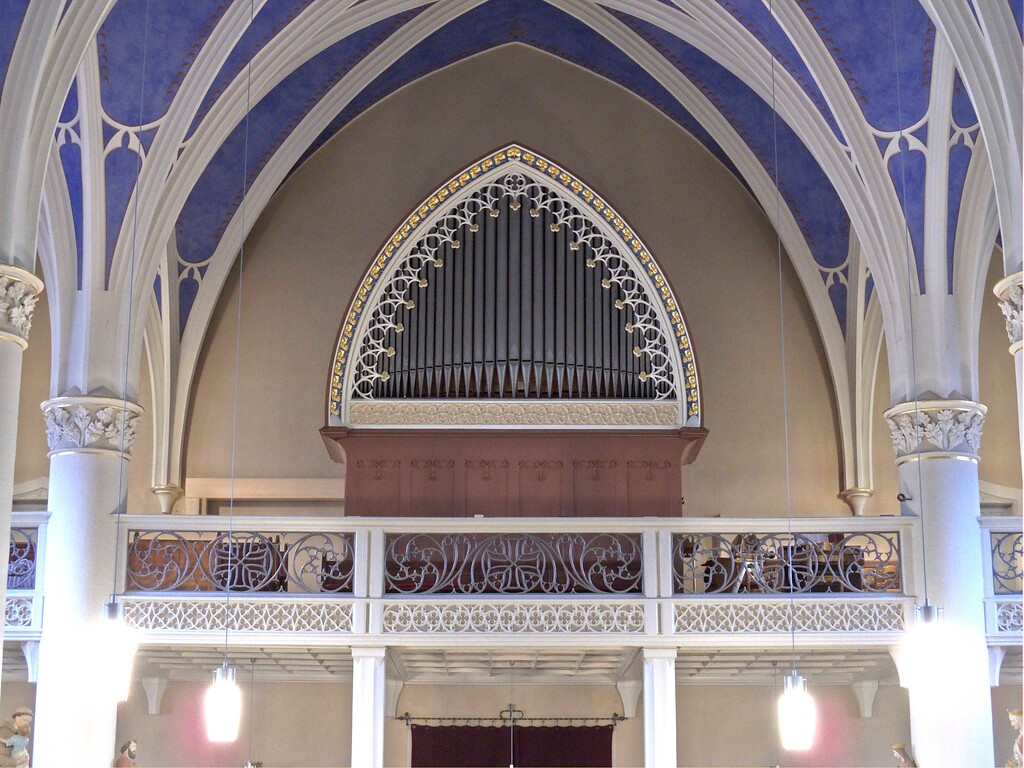 Orgelprospekt der Stumm-Orgel in der Pfarrkirche in Treis (2012)