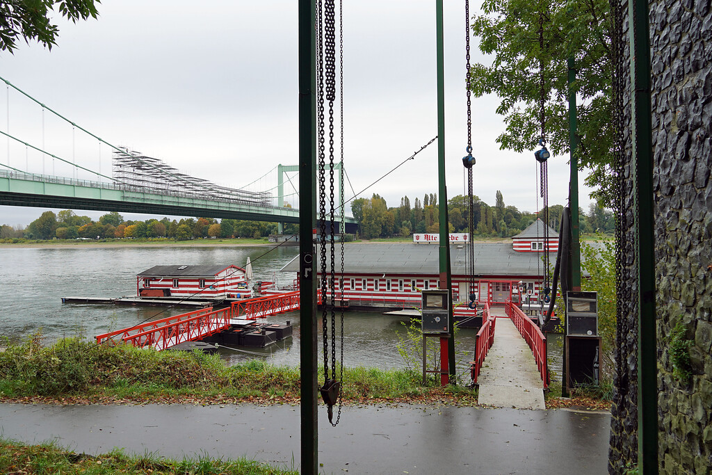 Blick in Richtung der Rodenkirchener Autobahnbrücke mit Baugerüst in Köln-Rodenkirchen (2021). Im Vordergrund auf dem Wasser ist das Lokal "Alte Liebe" zu sehen.