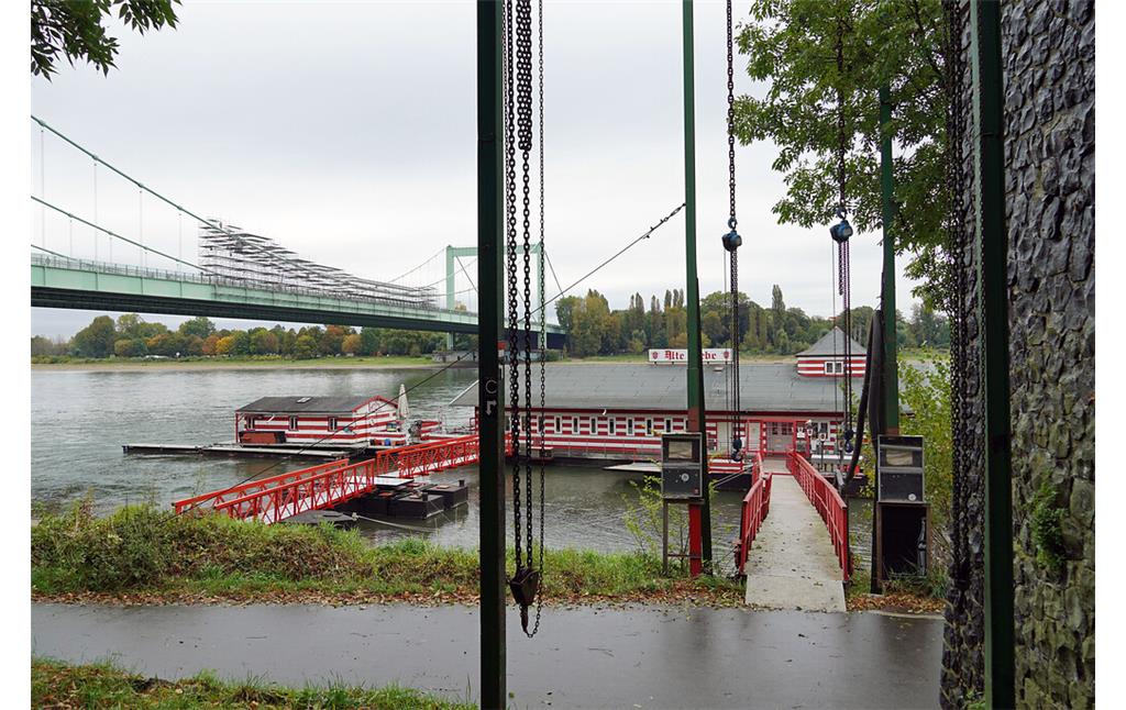 Blick in Richtung der Rodenkirchener Autobahnbrücke mit Baugerüst in Köln-Rodenkirchen (2021). Im Vordergrund auf dem Wasser ist das Lokal "Alte Liebe" zu sehen.