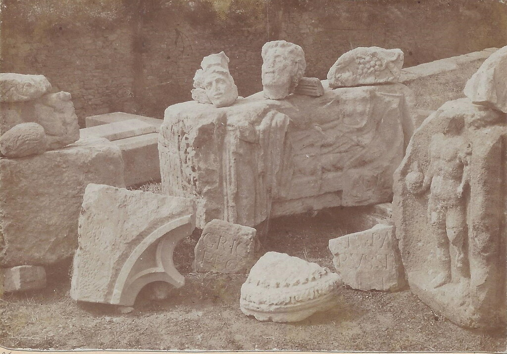 Römische Funde, die beim Bau der Evangelischen Kirche in Hottenbach gemacht wurden (1903)