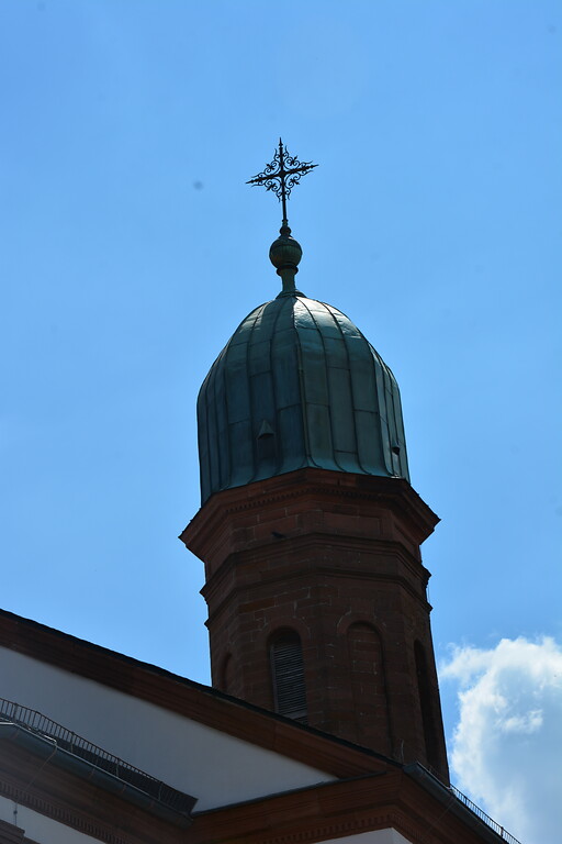 Das Eisenkreuz auf der Kirche Sankt Bartholomäus in Weitersweiler wurde in der Schmiede der Familie Kaufhold gefertigt (2020)