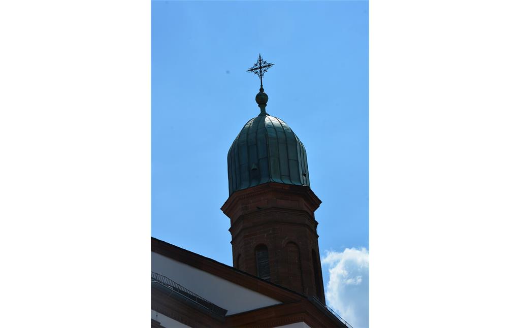 Das Eisenkreuz auf der Kirche Sankt Bartholomäus in Weitersweiler wurde in der Schmiede der Familie Kaufhold gefertigt (2020)