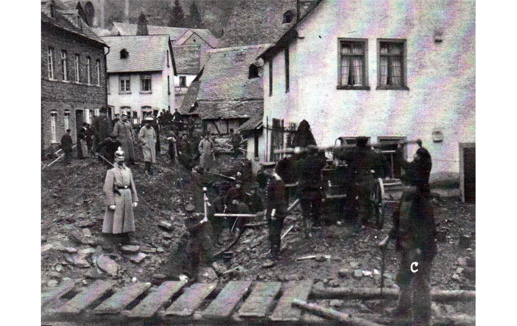 Spuren des Jahrhunderthochwassers vom 04. Februar 1909 in Dausenau vor dem Fachwerkhaus Kirchgasse 5 (1909)