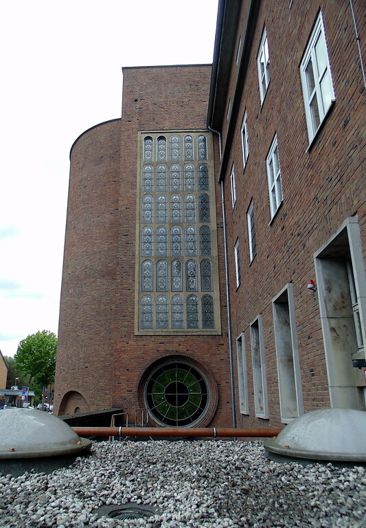 Ansicht von Westen aus auf die Apsis der Kirche des Sankt Elisabeth-Krankenhauses Hohenlind in Köln-Lindenthal (2020).