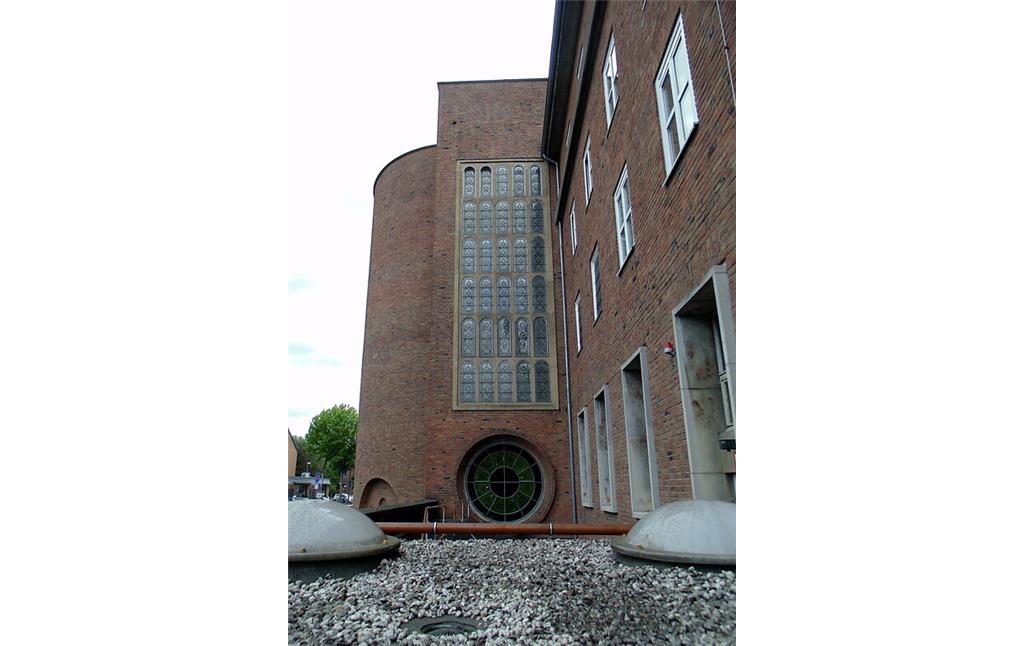 Ansicht von Westen aus auf die Apsis der Kirche des Sankt Elisabeth-Krankenhauses Hohenlind in Köln-Lindenthal (2020).