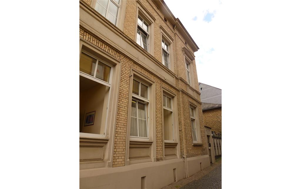Wohnhaus in der Oberstraße 1 in Oberwesel (2016): Das Eckhaus aus der zweiten Hälfte des 19. Jahrhunderts ist heute auch ein Ärztehaus.