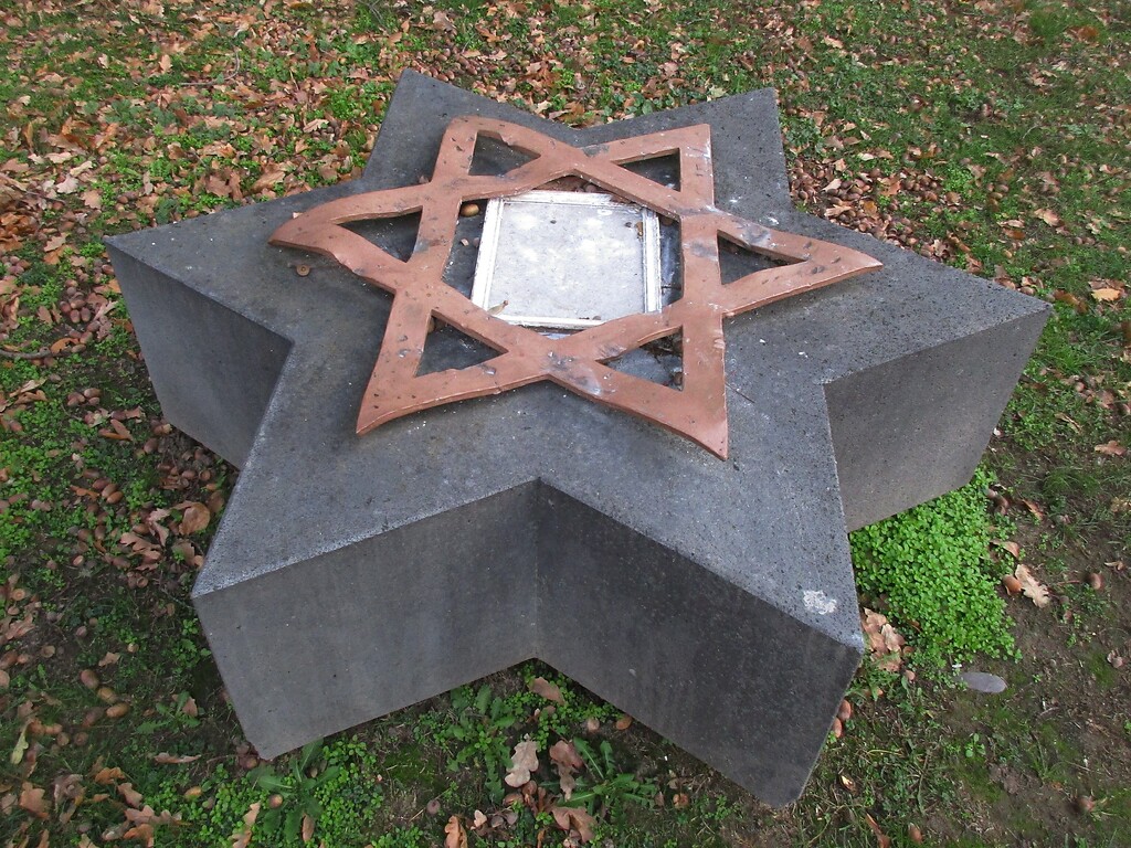 Gedenkstein mit Davidstern im Bereich des früheren Standorts der 1938 bis 1945 zerstörten Synagoge Remagen (2020).