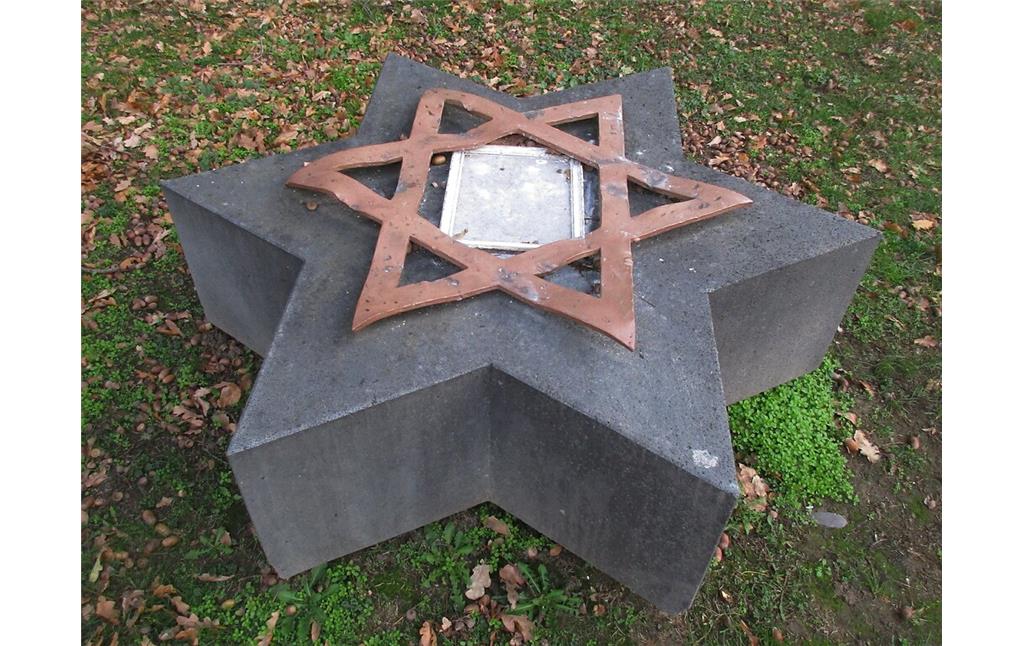 Gedenkstein mit Davidstern im Bereich des früheren Standorts der 1938 bis 1945 zerstörten Synagoge Remagen (2020).