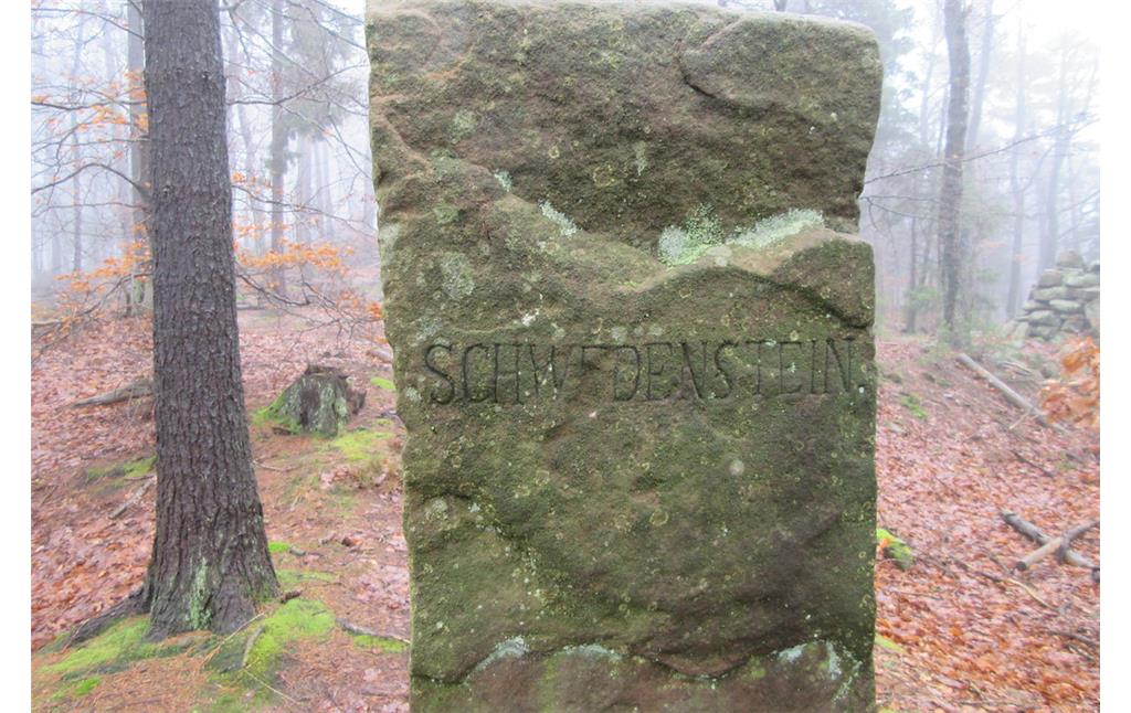 Der Schwedenstein auf dem Steigerkopf mit der namengebenden Inschrift (2018).