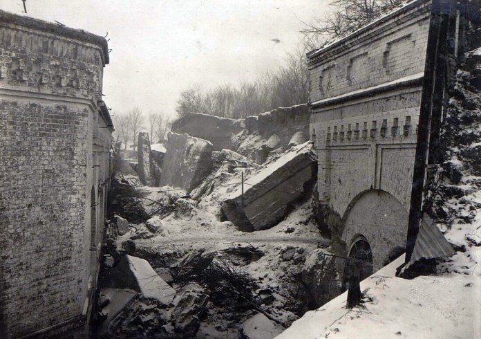Tarakaniv Fort, 1916. Right: Damaged outside walls. Left: Two-story casemate