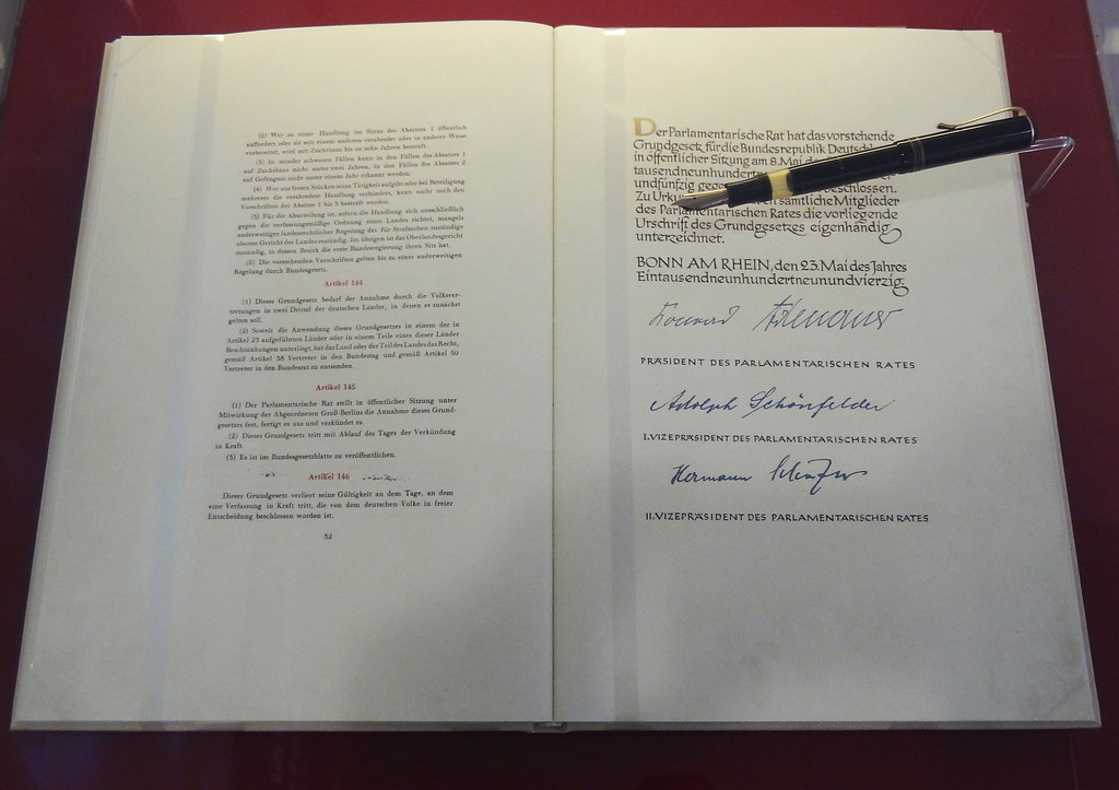 Foto des vom Parlamentarischen Rat unterzeichneten Grundgesetzes der Bundesrepublik Deutschland vom 23. Mai 1949.