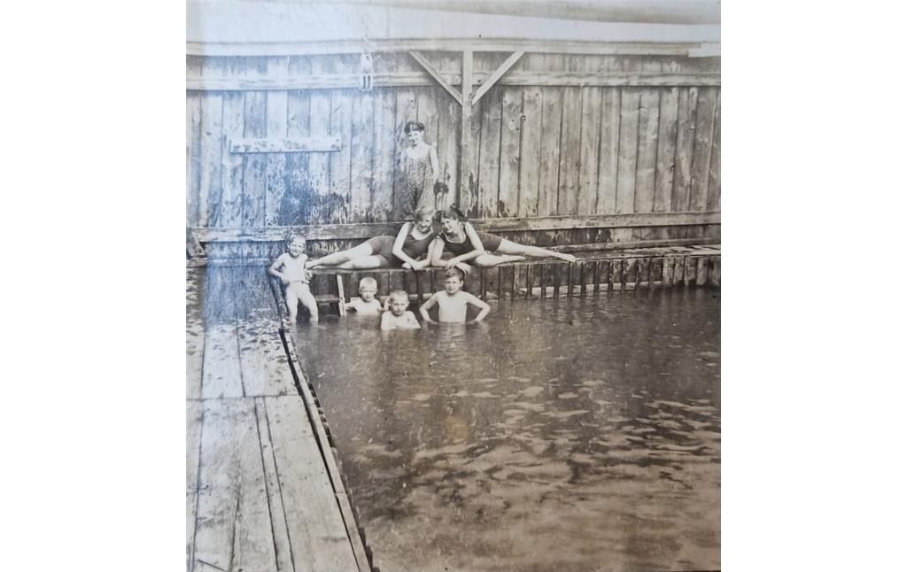 Badevergnügen in der Badeanstalt am Rheinufer in Nierstein (1920er Jahre)
