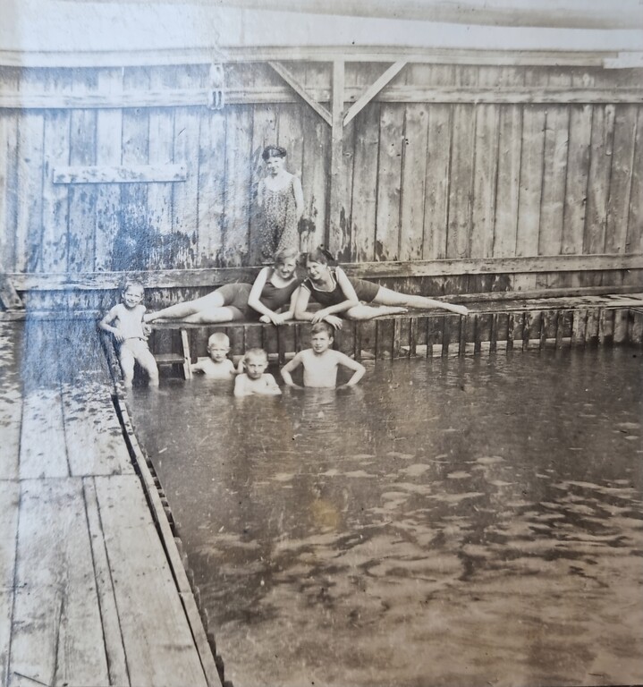 Badevergnügen in der Badeanstalt am Rheinufer in Nierstein (1920er Jahre)