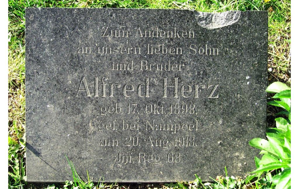 Grabstein von Alfred Herz auf dem jüdischen Friedhof am Stommelner Weg in Nettesheim-Butzheim (2012).