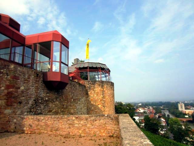 Teilansicht der Kauzenburg oberhalb von Bad Kreuznach (2014). Neben erhaltenen Mauerresten der Burg sind Gebäudeteile des modernen Hotelneubaus zu erkennen.