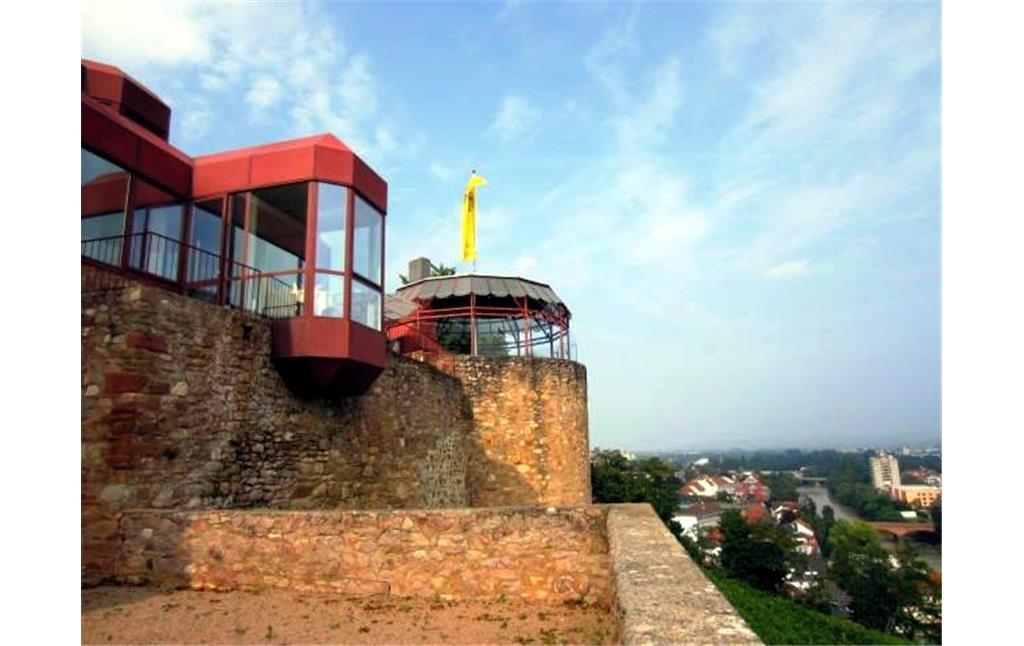 Teilansicht der Kauzenburg oberhalb von Bad Kreuznach (2014). Neben erhaltenen Mauerresten der Burg sind Gebäudeteile des modernen Hotelneubaus zu erkennen.