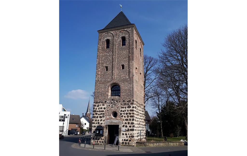 Der "Alte Turm" in Niederkassel-Lülsdorf, verbliebener Kirchturm der 1880 abgerissenen St. Jakobus Pfarrkirche (2018).