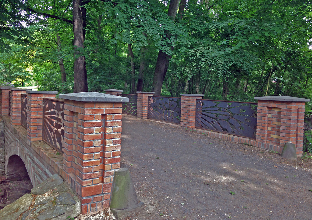 Südwestliche Ansicht des Geländers der "Roten Brücke" im Schloßpark Sayn in Bendorf-Sayn, Architekt Thomas Steinhardt (Entwurf 2013, Aufnahme 2015).