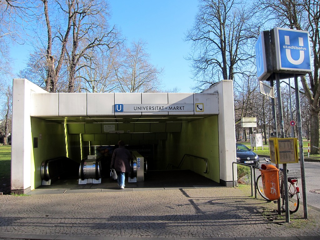 Östlicher Eingang zur U-Bahnstation "Universität - Markt" in Bonn an der Stockenstraße (2015)