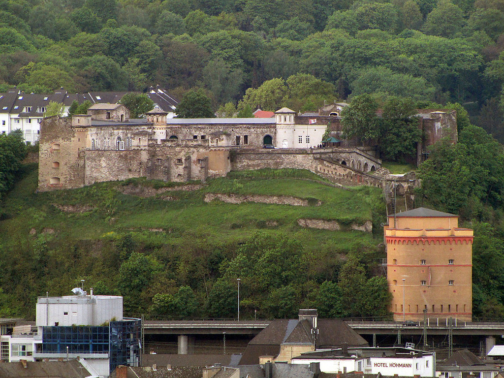 Das "Fort Großfürst Konstantin" im Koblenzer Stadtteil Karthause, ein Teil der preußischen Festung Koblenz (2009). Vorne rechts im Bild der Kehlturm unterhalb des Forts.