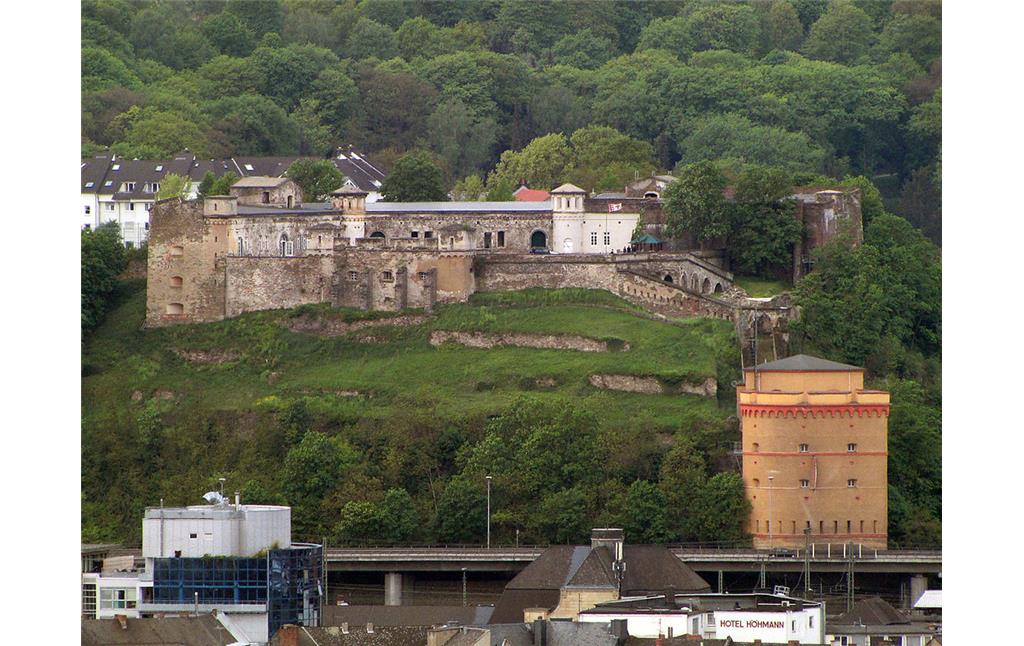 Das "Fort Großfürst Konstantin" im Koblenzer Stadtteil Karthause, ein Teil der preußischen Festung Koblenz (2009). Vorne rechts im Bild der Kehlturm unterhalb des Forts.