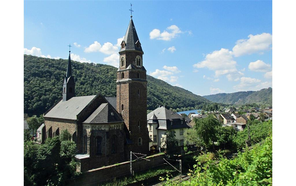 Blick aus den Weinbergen oberhalb des Ortes auf Hatzenport an der Mosel mit der katholischen Pfarrkirche St. Rochus (2020).