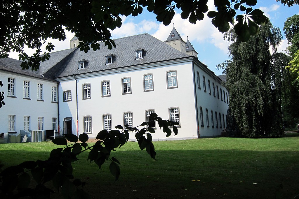 Südflügel der ehemaligen Benediktinerabtei Brauweiler vom Park aus gesehen im Sommer 2013.