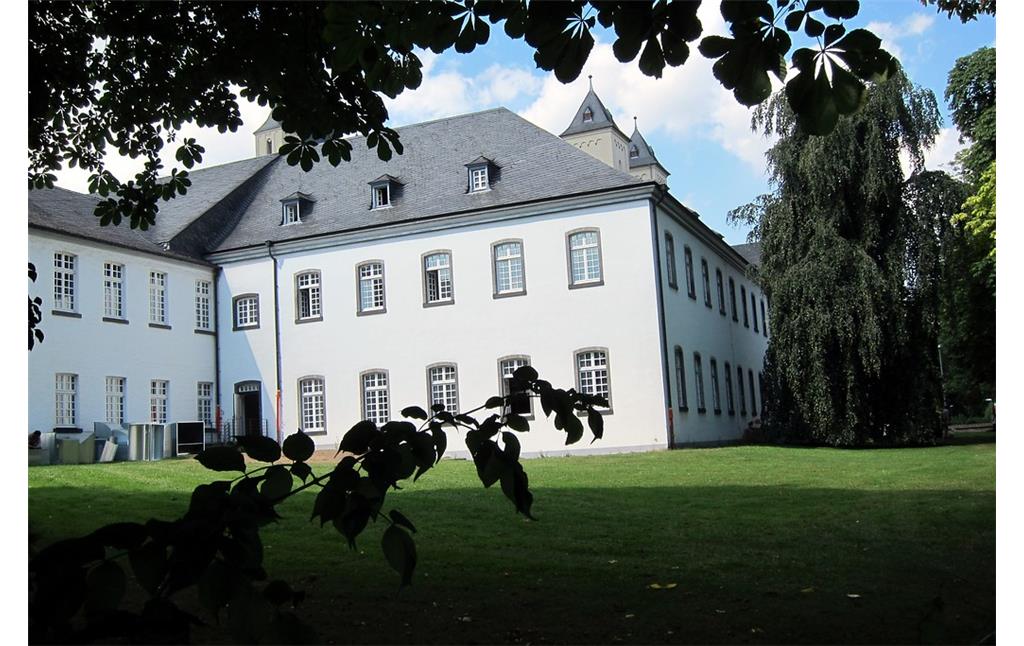 Südflügel der ehemaligen Benediktinerabtei Brauweiler vom Park aus gesehen im Sommer 2013.