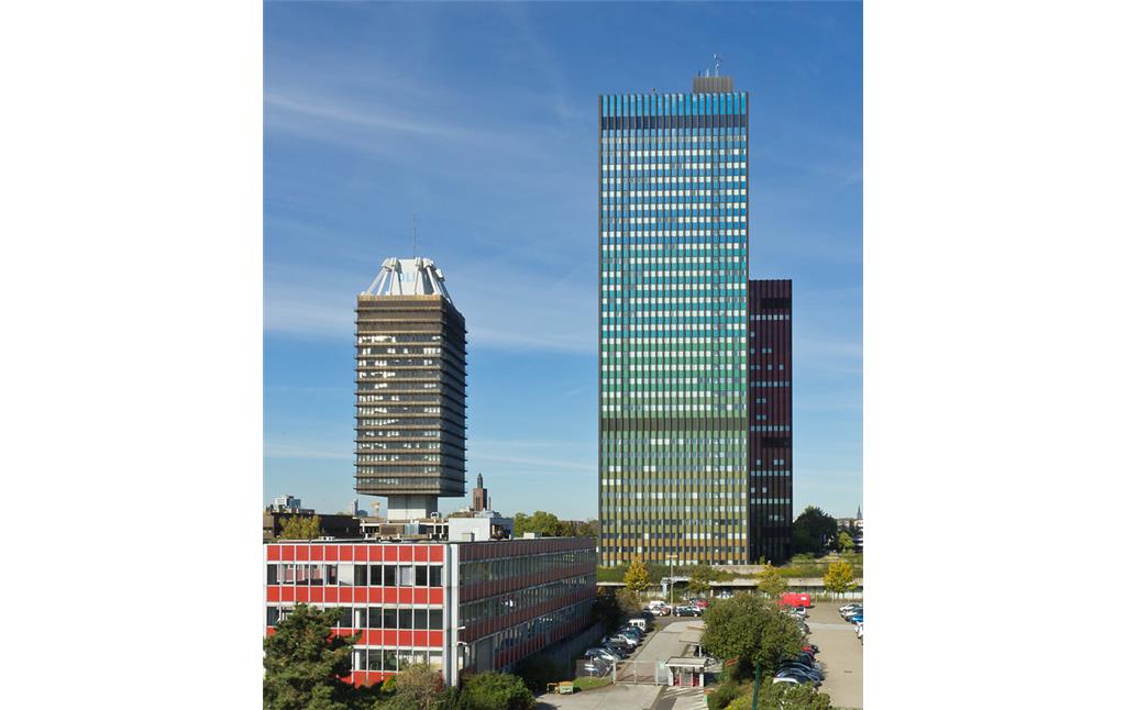 Die Hochhäuser Deutschlandradio / Deutschlandfunk (links) und rechts davon das Deutsche Welle-Funkhaus in Köln-Marienburg (2011).