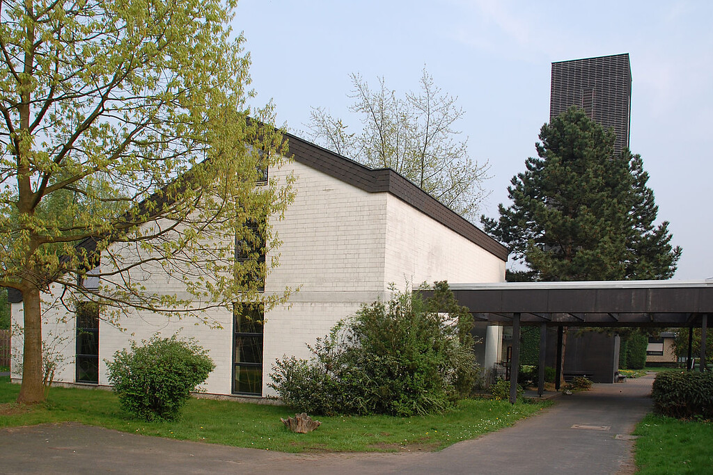 Die 1981 erbaute evangelische Auferstehungskirche in Köln-Sürth (2009).