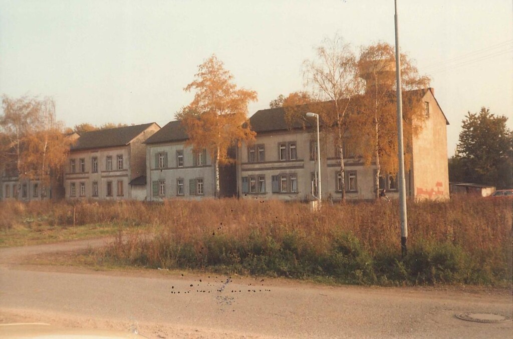 Blick auf Wohnhäuser der Zwölf-Apostel-Siedlung in Bendorf-Mülhofen (1986)