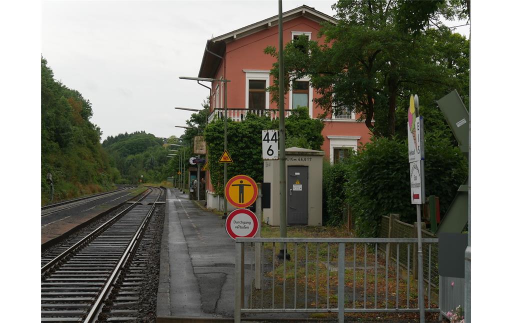 Südostansicht des Bahnhofs Runkel mit Bahnsteig (2017)