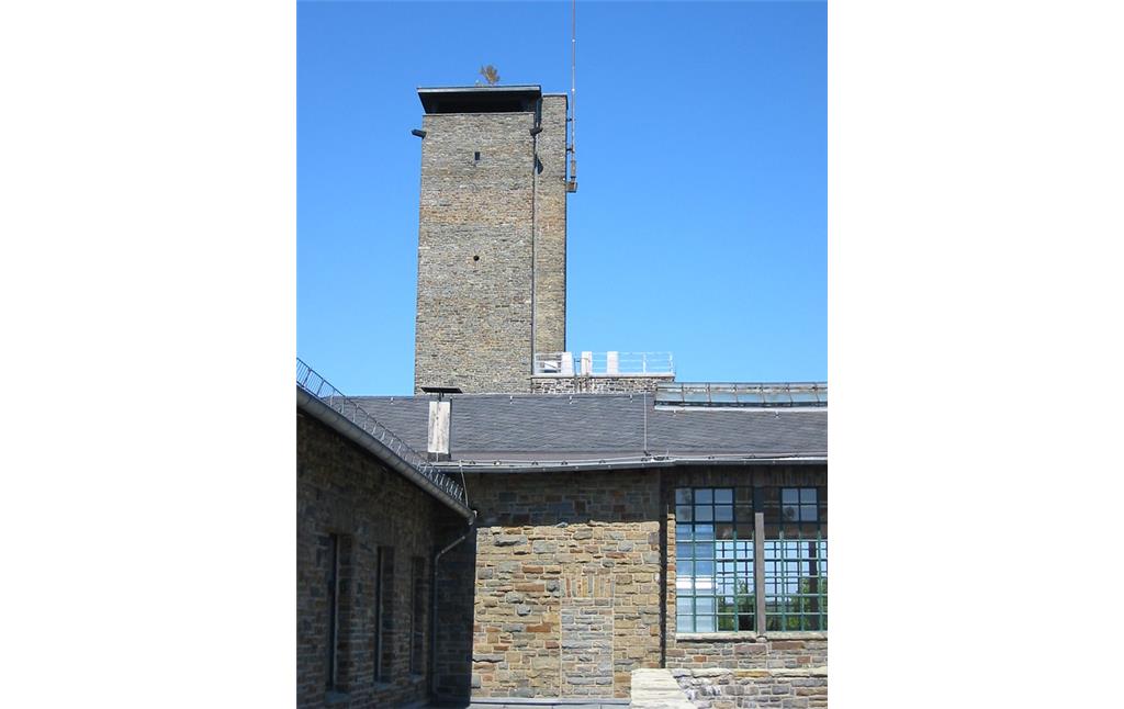 Der zentrale Turm der "NS-Ordensburg Vogelsang" oberhalb der Urfttalsperre bei Schleiden (2006).