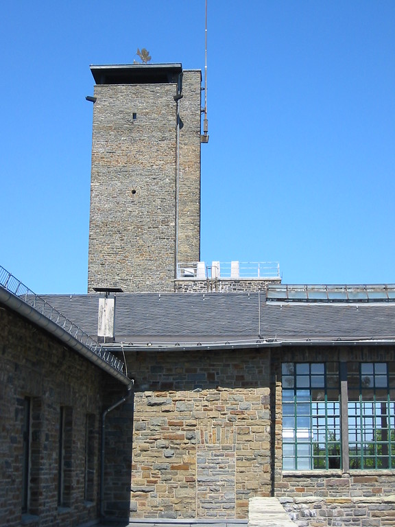Der zentrale Turm der "NS-Ordensburg Vogelsang" oberhalb der Urfttalsperre bei Schleiden (2006).