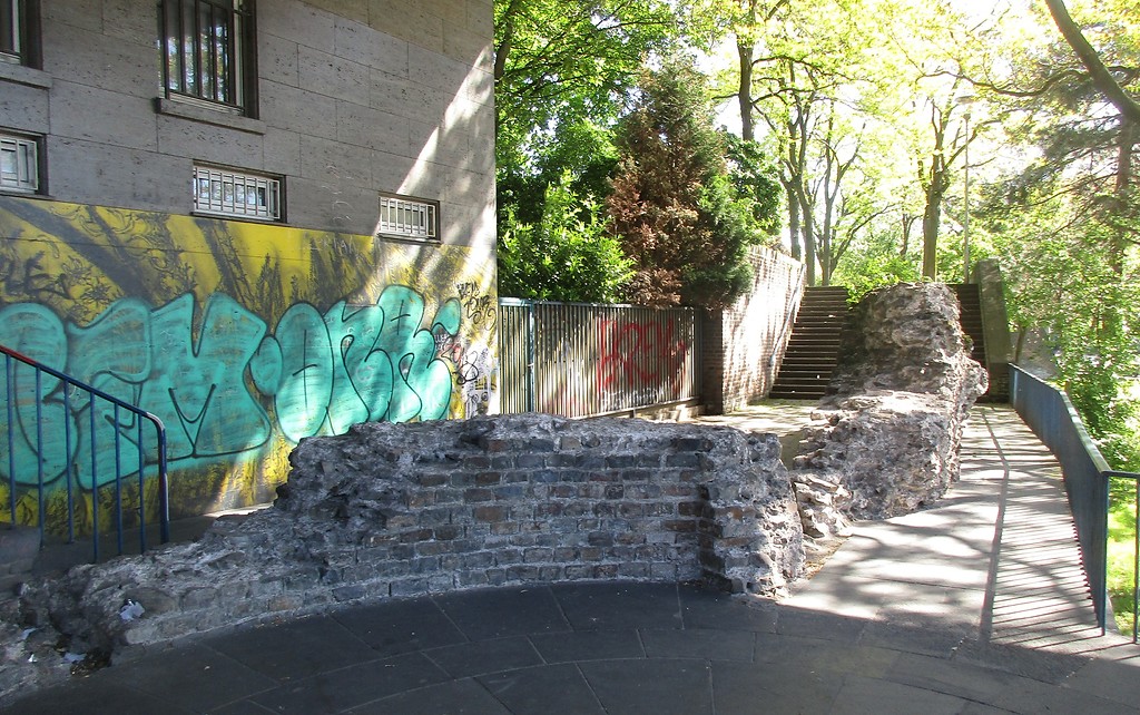 Erhaltener Teil der "Alten Mauer am Bach" an der gleichnamigen Straße am südlichen Ende der Kaygasse in Köln-Altstadt-Süd (2019)